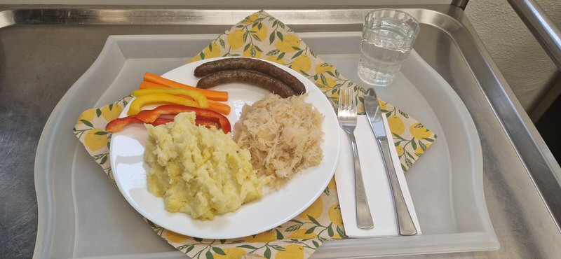 Rinds-Bratwürstchen mit Sauerkraut und Stampfkartoffeln