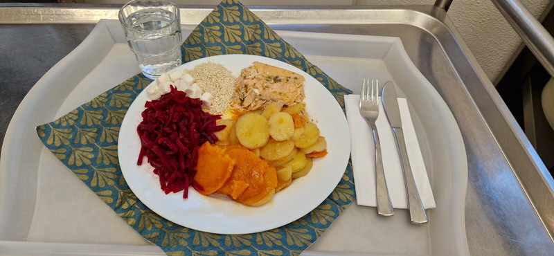 Lachsfilet mit Sesam dazu gebackene Kartoffeln und Süßkartoffeln