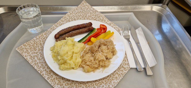 Rinds-Bratwürstchen mit Sauerkraut und Stampfkartoffeln