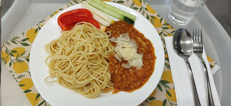 Spaghetti mit fruchtiger Tomatensoße dazu Parmesan