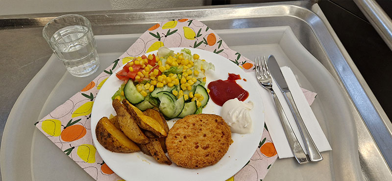 Vegetarisches Knusperfilet dazu Kartoffel-Wedges