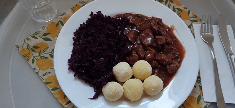 Rinderbraten mit Rotkohl und Kartoffelklößchen.jpg